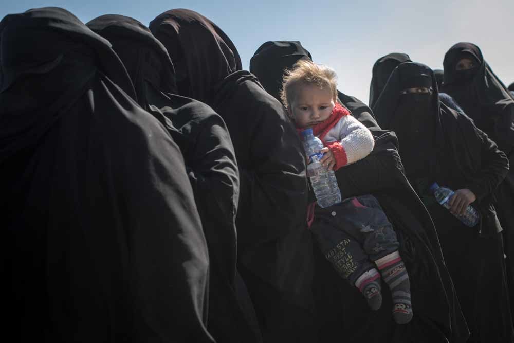Burgers vluchten uit Bagouz, het laatste bolwerk van het IS-kalifaat. De SDF screent ze op IS-sympathieën.  © Getty Images