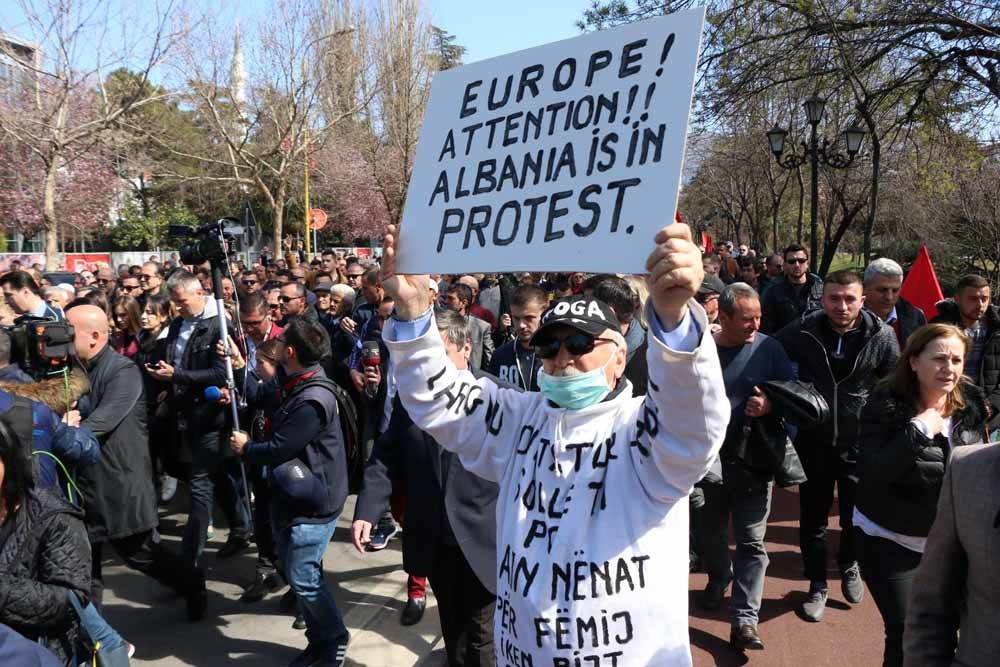 Albanië. In de Albanese hoofdstad Tirana hebben duizenden aanhangers van de opposi­ tie opnieuw betoogd tegen de regering. De manifestanten eisen het aftreden van premier Edi Rama. Ze willen een overgangs­ regering van technocraten. - © HH