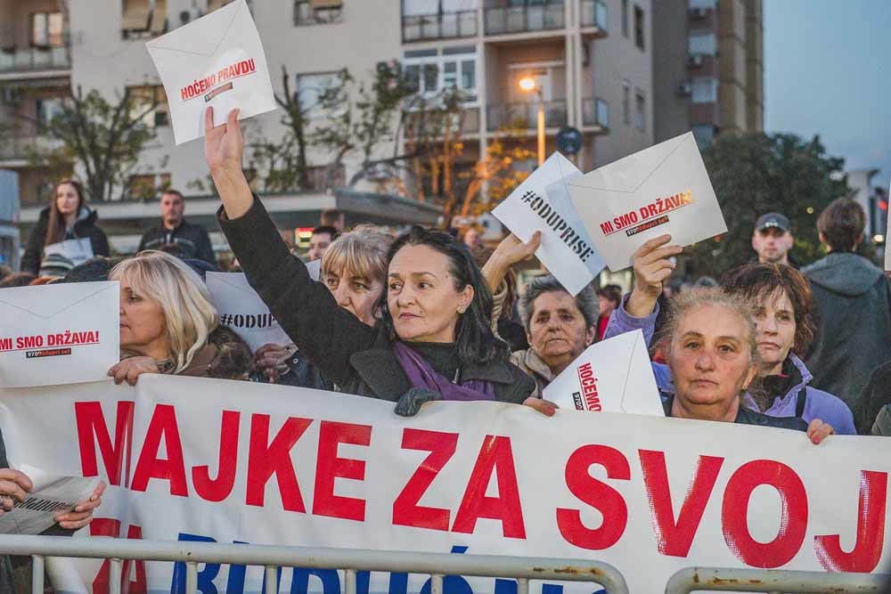 Montenegro. In Montenegro eisen de burgers die zich hebben verenigd in de beweging ‘97.000 – kom in verzet!’ hervorming van de recht­ spraak en het vertrek van verscheidene belangrijke machthebbers. - © HH
