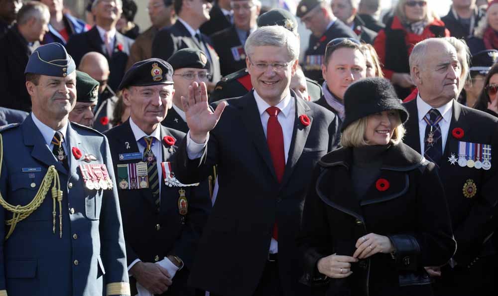 Stephen Harper op Remembrance Day in 2014 in Ottawa. Meer dan 50,000 mensen gaan elk jaar precies om 11 uur de straat op voor de 11 november parade en herdenken de gevallenen van de Eerste Wereldoorlog bij het Nationale Herdenkingsmonument in de hoofdstad