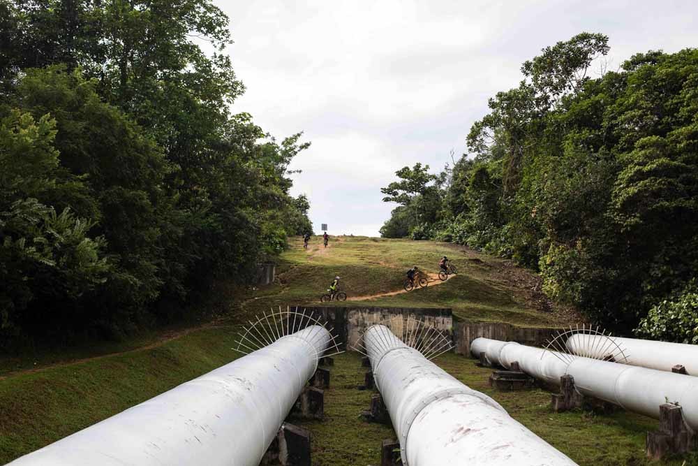 Deels bovengrondse waterleiding tussen Maleisië en Singapore die bekendstaat als The Pipeline Trail,  een populaire wandelroute  van 12 kilometer. – © RedBull