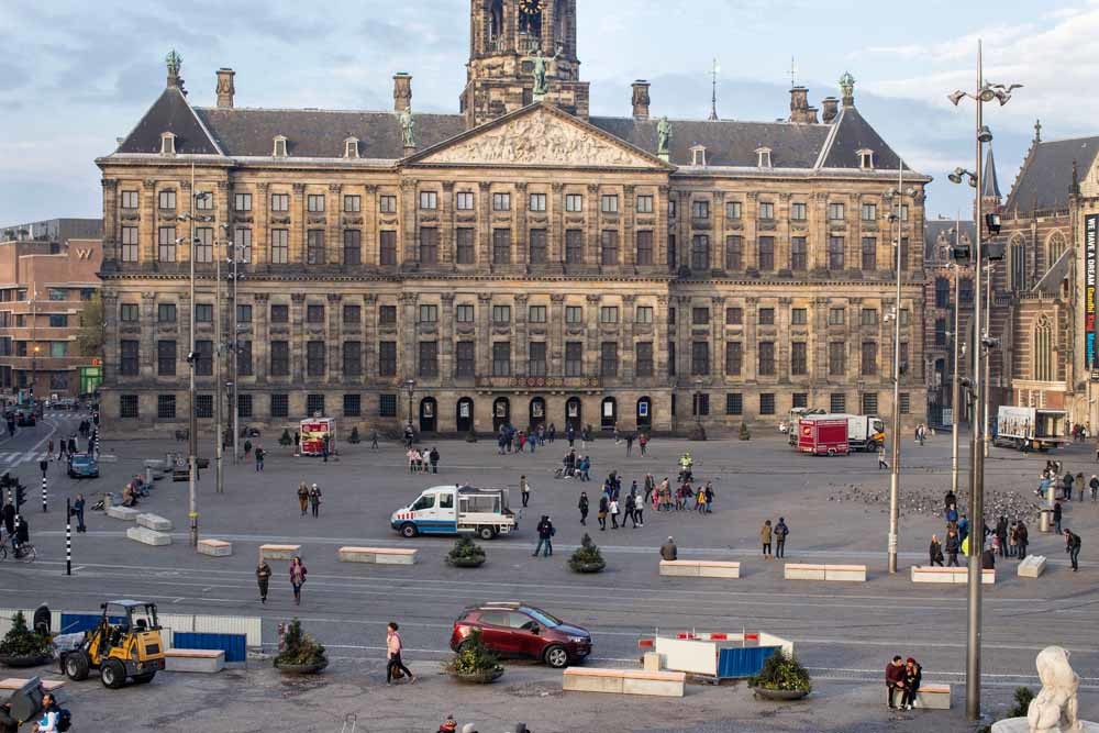 Het geluk van Nederland raakt op Antiterreurmaatregelen op de Dam
in Amsterdam. – © Thomas Schlijper