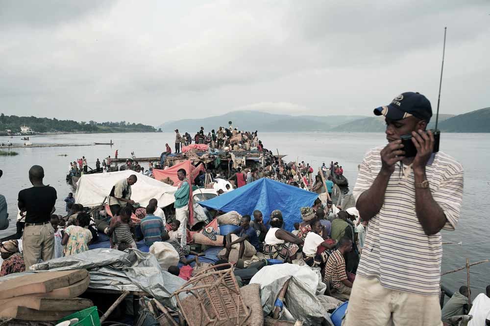 Passagiers wachten in de haven van Maluku, nabij Kinshasa, om van boord te kunnen nadat ze zeven weken over de Congo hebben gevaren, in een boot met zo’n 500 passagiers die twee toiletten hadden en moesten slapen tussen de vracht, varkens en schapen. ©