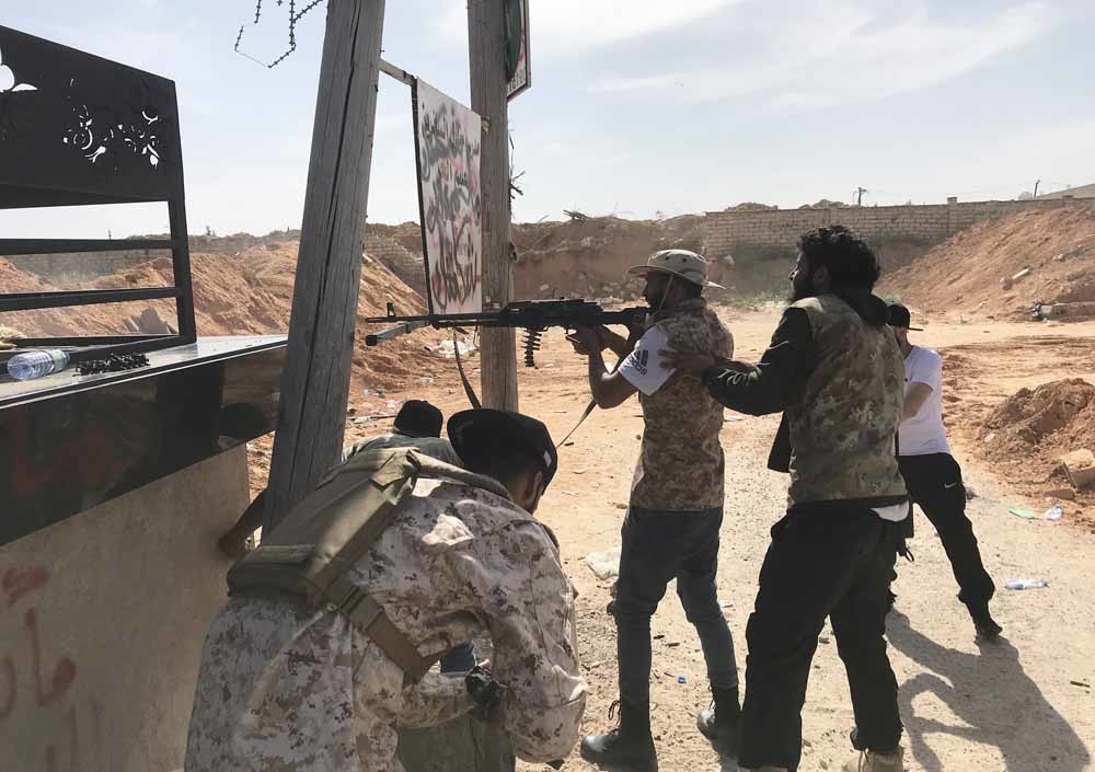 LNA-troepen ten zuiden van Tripoli, in een vuurgevecht met GNA-troepen, 10 april.  © Hazem Turkia/Anadolu Agency