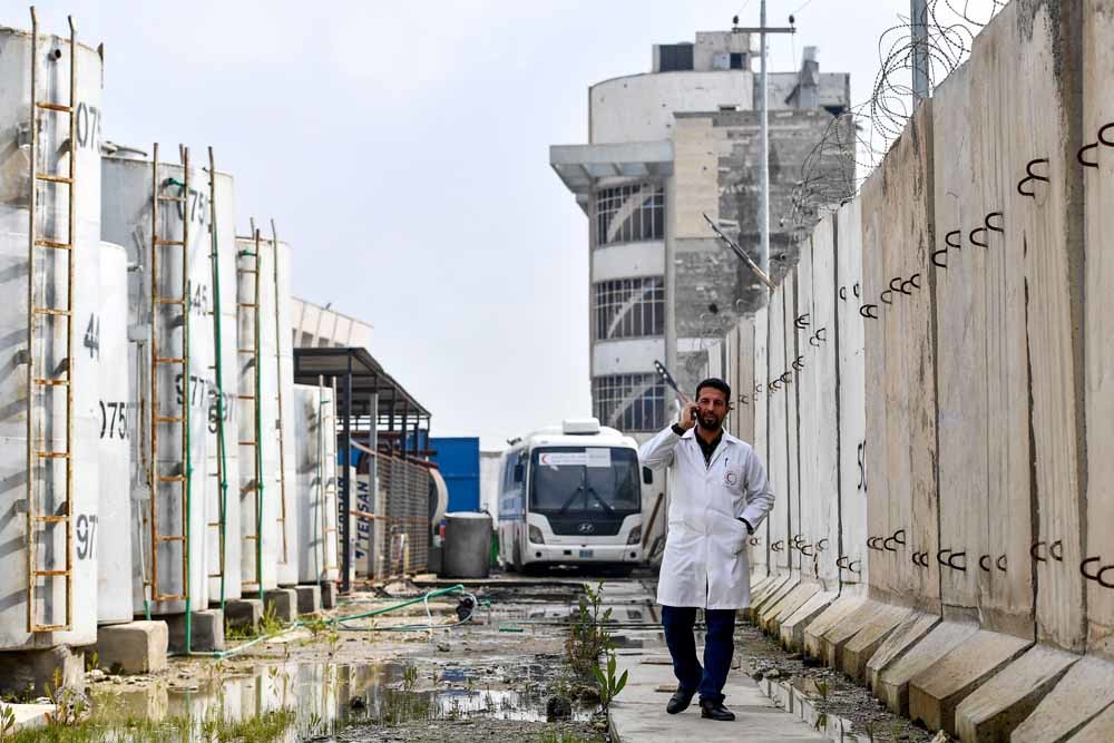 Een arts bezoekt het verwoeste ziekenhuis In Mosul. – © Dirk Waem 
