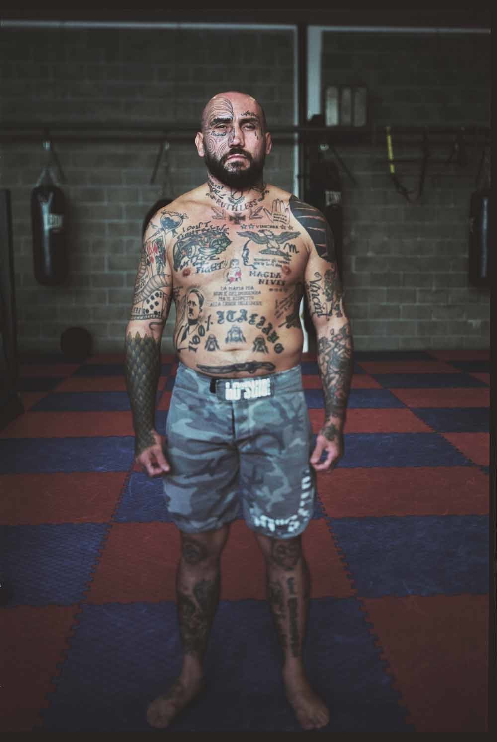 Alex ‘Kamikaze’ Celetto, nationaal- socialist en fan van Hitler, heeft meer dan 100 tatoeäges. Uit de serie White Rage van Espen Rasmussen. – © HH