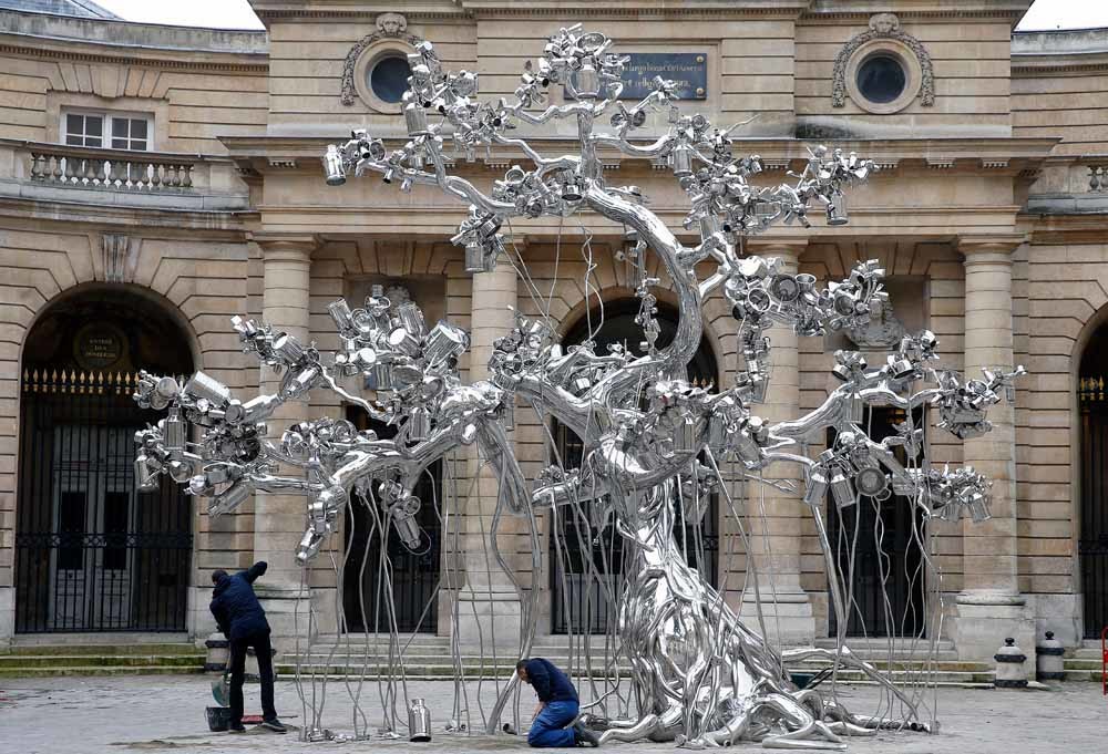 De People Tree van de Indiase kunstenaar Subodh Gupta, vlak voor de opening van zijn retrospectief in de Monnaie de Paris. © Chesnot / Getty