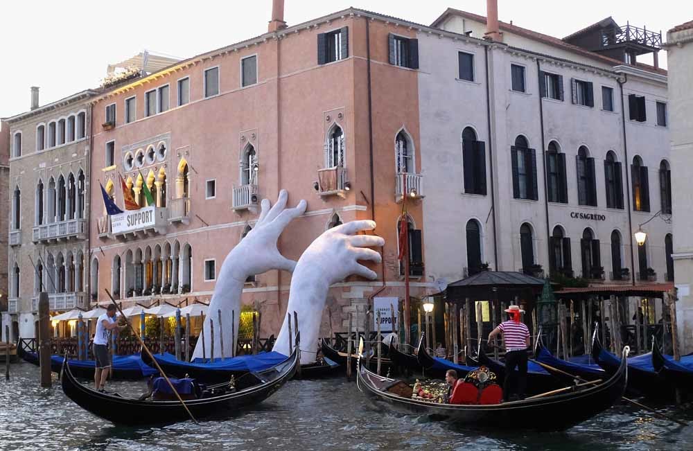 Het beeld Support van de Italiaanse kunstenaar Lorenzo Quinn in Venetië. – © Adam Berry / Getty