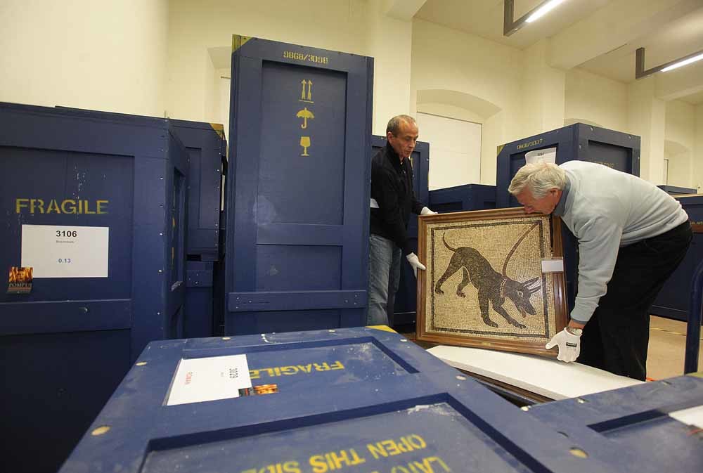 Kunsttransport is kostbaar en het is zeer specialistisch werk, dat hoge eisen stelt aan de technische voorzieningen. Aan het werk voor de tentoonstelling Pompeji - Nola - Herculaneum. Katastrophen am Vesuv in het Duitse Halle. – © Getty