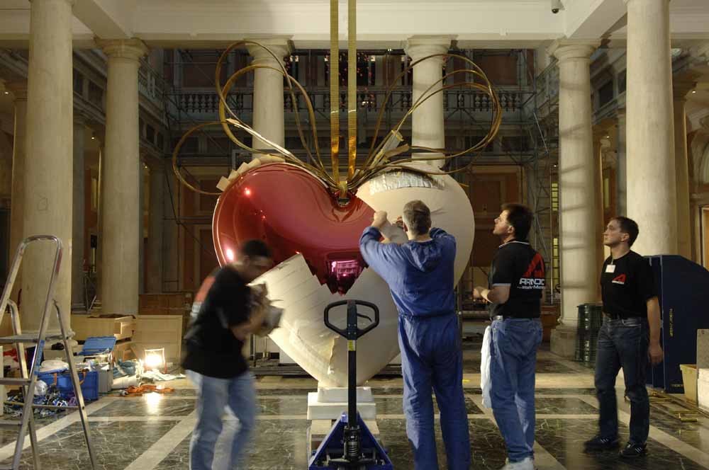 Tijdens de opening van het Palazzo Grassi door François Pinault aan het Canal Grande in Venetië werd het rode Hanging Heart van Jeff Koons gepresenteerd. © Hubert Fanthomme / Getty