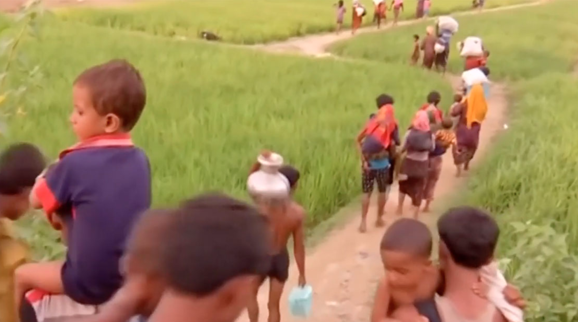 Rohingya's worden weggeleid uit het dorpje In Dinn.