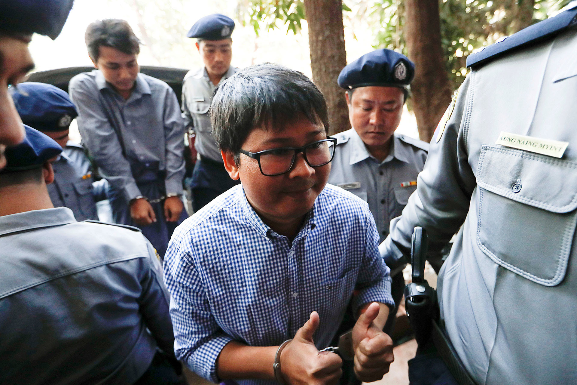 Reuters-journalisten Wa Lone (voorgrond) en Kyaw Soe Oo werden op 12 december gevangennomen vanwege openbaar maken van vertrouwelijke documenten. Hier komen ze aan bij een rechtszitting eerder deze maand. – © Reuters / Jorge Silva