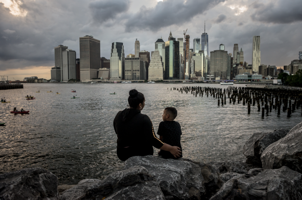 Levis Andino en haar zesjarige zoontje Samir kijken over de East River uit naar Manhattan, begin augustus. Samir en Levis waren twee maanden gescheiden nadat Samir bij de Texaanse grens uit de armen van zijn moeder werd gegrist.