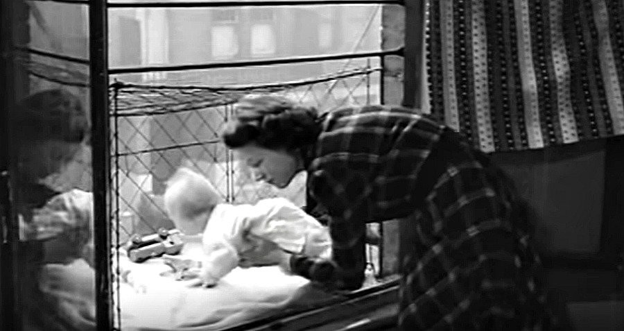 In de jaren dertig werden in de VS babykooien uitgevonden, bedoeld om baby’s die in hoge gebouwen opgroeiden frisse lucht te kunnen geven. – © YouTube