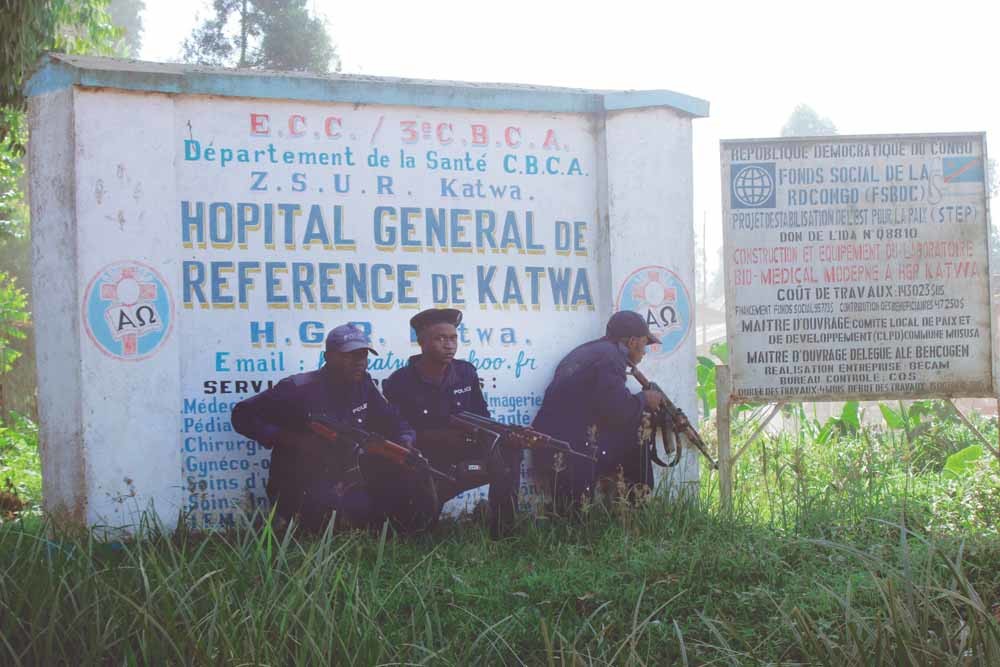 Agenten staan op wacht bij een ziekenhuis in Butembo, Congo, ‘Men denkt dat deze medische posten moordcentra zijn. © Al-Hadji Kudra Maliro / AP