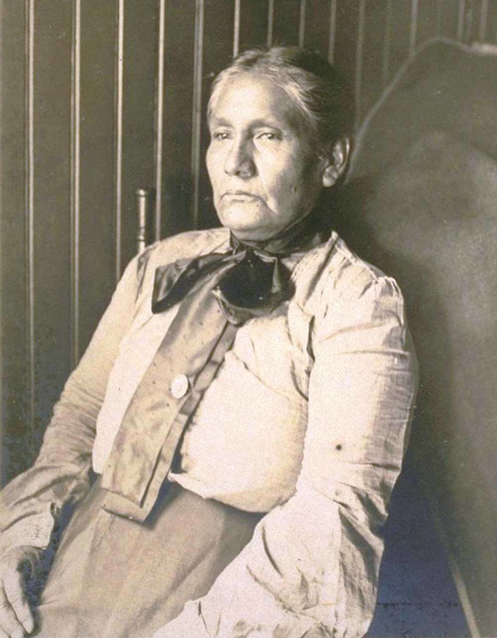 Mevrouw James Rosemyre (geboren als Narcisa Higuera), hier gefotografeerd in 1905, was een van de laatste mensen die vloeiend Tongva sprak.