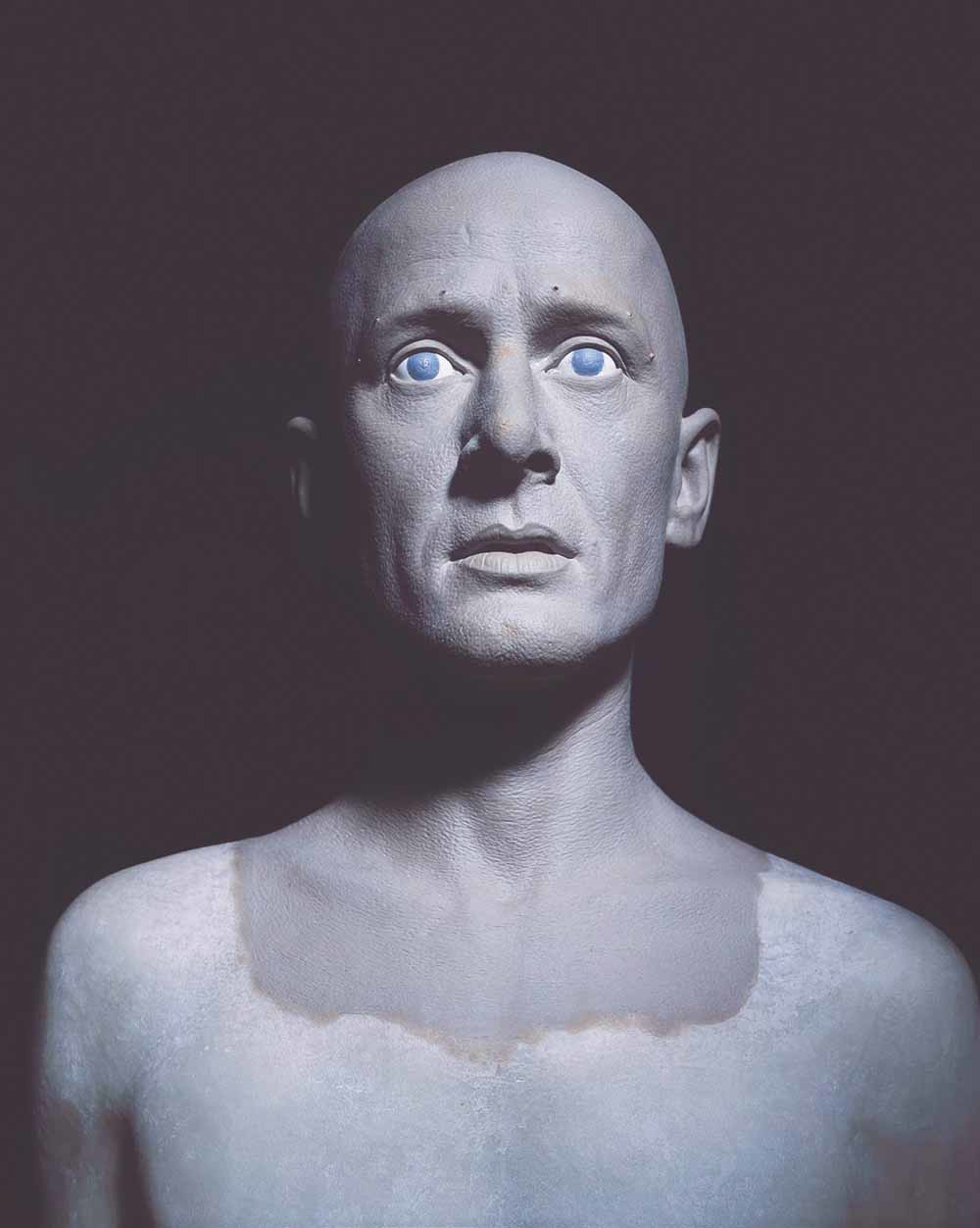 Beeld van Ulrich Mühe, uit de tentoonsteling Mischpoche  van zijn zoon Andreas Mühe. – © VG Bild-Kunst, Bonn 2019 Andreas Mühe