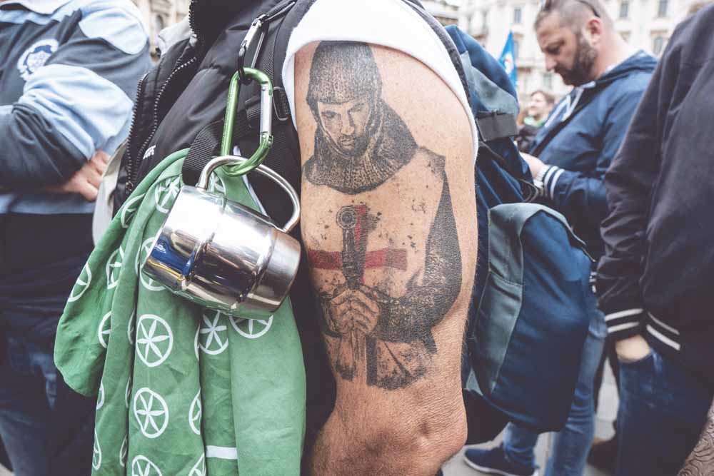 Een tattoo van een Romeinse soldaat deed mee in de campagne van Matteo Salvini in Milaan. – © Valeria Ferraro / ZUMA