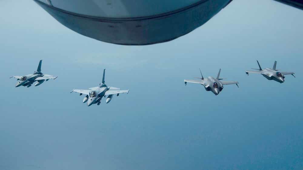Desert Falcons van de luchtmacht van de VAE vliegen in formatie met Amerikaanse F-35’s. – © Staff Sgt. Chris Drzazgowski / U.S. Air Force / AP