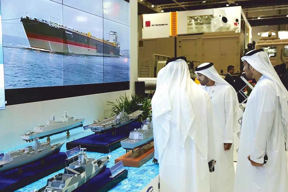 Bezoekers op de Internationale Defensiebeurs in Abu Dhabi. – © HH