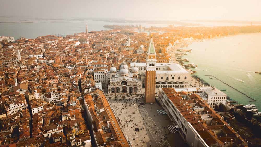 De Venetianen hebben twee pestuitbraken meegemaakt, deze toestroom beschouwen ze zo’n beetje als de derde.  © Unsplash