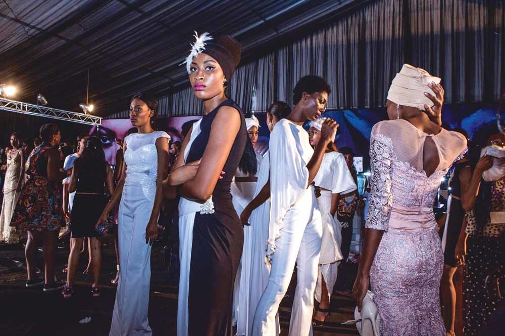 Fotomodellen dragen de ontwerpen van Ejiro Amos Tafiri tijdens Lagos Fashion en Design Week. – © HH