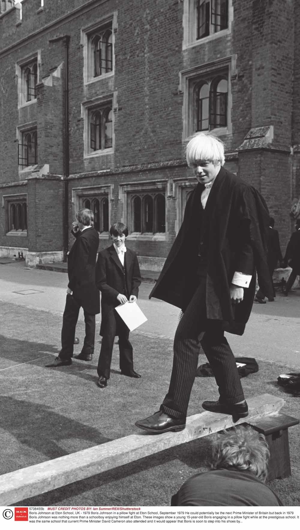 Boris Johnson, de eeuwige paljas Boris Johnson in een kussengevecht op Eton in 1979. – © HH