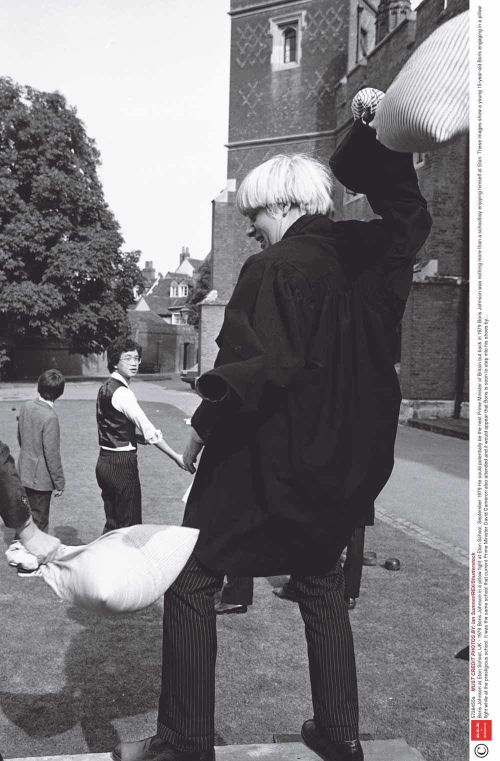 Boris Johnson in een kussengevecht op Eton in 1979. – © HH
