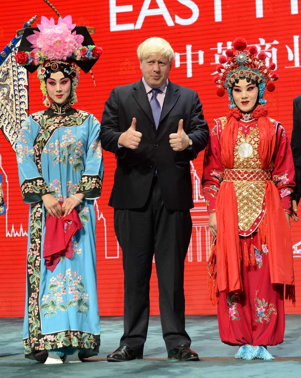 Boris Johnson, de eeuwige paljas Johnson ontmoet actrices van de Peking- opera in zijn functie als burgemeester van Londen. – © Stefan Rousseau / Getty