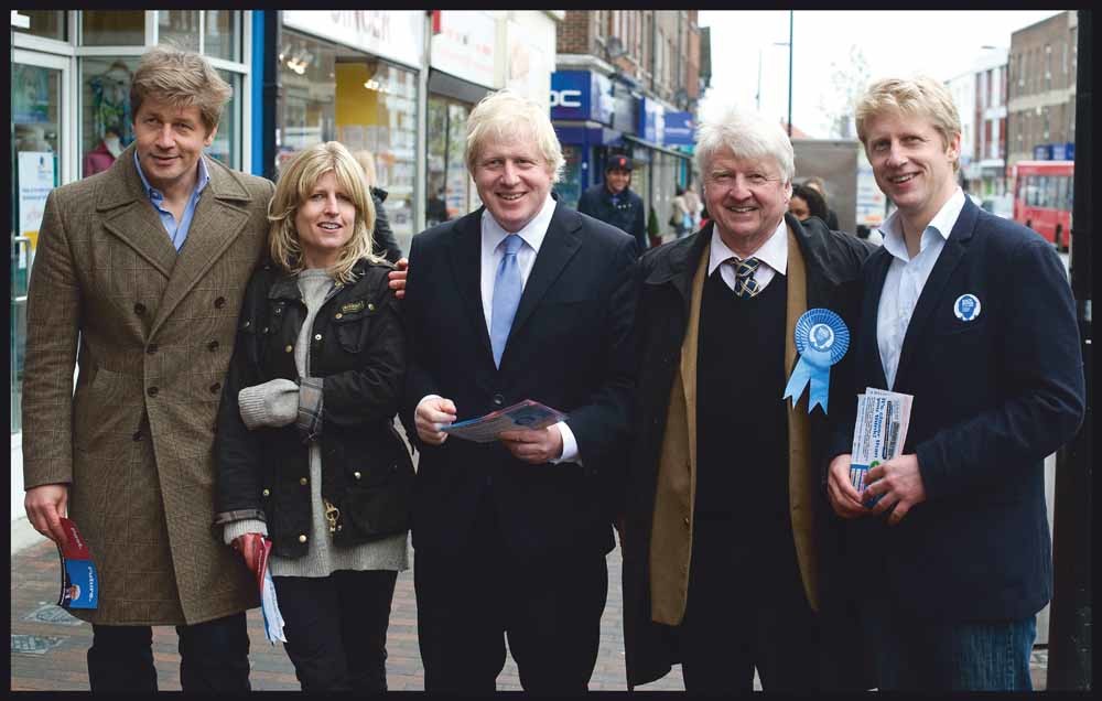 Johnson met zijn familie, van links naar rechts, zijn broer Leo, zus Rachel, broer Boris, zijn vader Stanley en broer Jo op campagne in Orpington in 2012. – © Andrew Parsons/ i-Images / Polaris