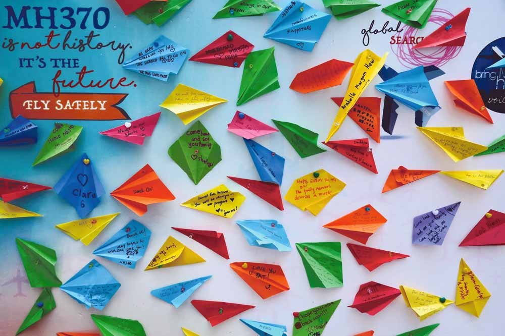 Briefjes aan de passagiers van MH370 tijdens een herdenkingsbijeenkomst in Maleisië op 3 maart 2019, vijf jaar na de verdwijning. Volgens Anthony Loke, de Maleisische minister van Transport, was de gebeurtenis ten tijde van deze dienst nog altijd één g