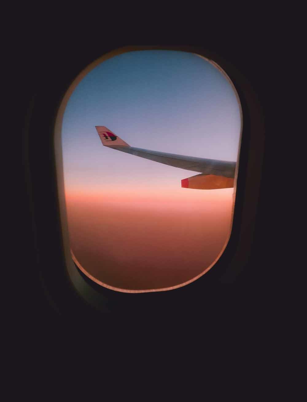 ‘Rond 07:00 uur komt links van het vliegtuig, boven de oostelijke horizon, de zon op. Een paar minuten later zet die de oceaan daar beneden in een warme gloed. (...) Zaharie weet dat er geen weg terug meer is en dat hij geen haast hoeft te maken.’ © 