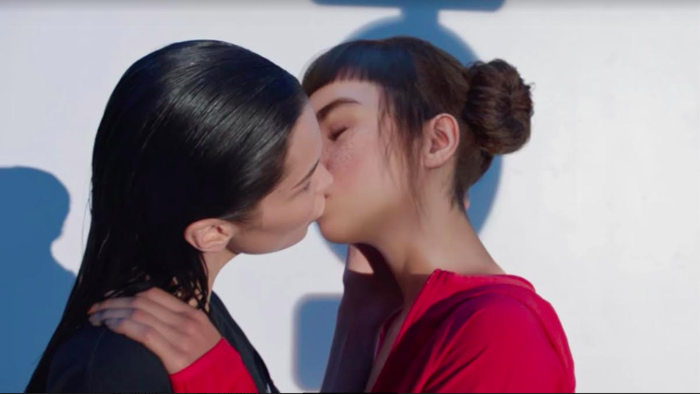 De kus tussen Bella Hadid en Miquela Sousa, die in mei te zien was een Calvin Klein-reclame. Het modehuis bood niet lang nadat het spotje van dertig seconden online was verschenen excuses aan voor ‘queerbaiting’.