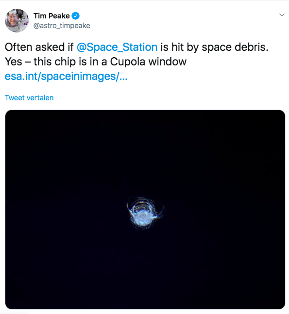 De Britse astronaut Tim Peake tweette in 2016 een foto van een barst in het raam van het Internationaal Ruimtestation ISS. Die was veroorzaakt door een piepklein stukje afval.
