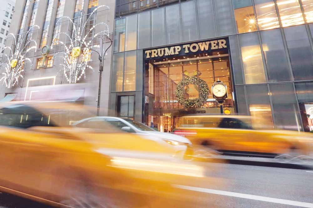De Trump Tower aan Fifth Avenue in New York. Een petitie om de straatnaam te veranderen in Barack H. Obama Avenue is al 150.000 keer ondertekend. – © Richard Drew /AP Photo