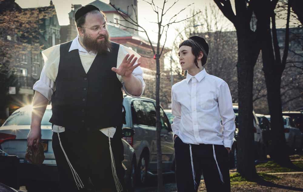 Menashe Lustig en Ruben Niborsk in de film Menashe (2017) van regisseur Joshua Weinstein. © Federica Valabrega / Everett Collection