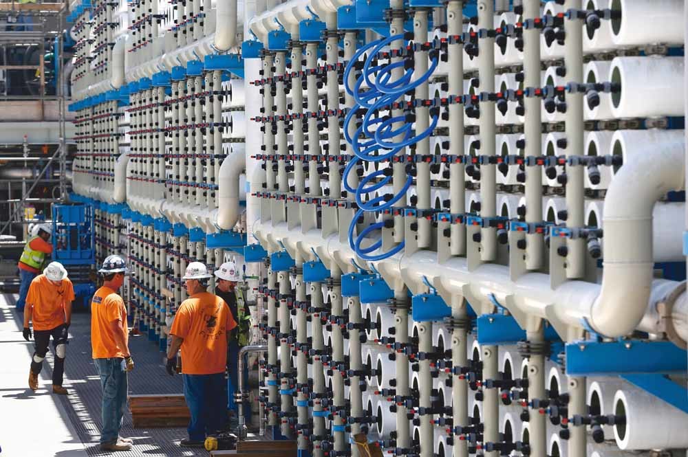 Irrigatiekanelen in Saoedi-Arabië voorzien het land van vers water dat komt uit diepe aardlagen of ontziltingsfabrieken. – © Tom Hanley / Alamy Stock Photo