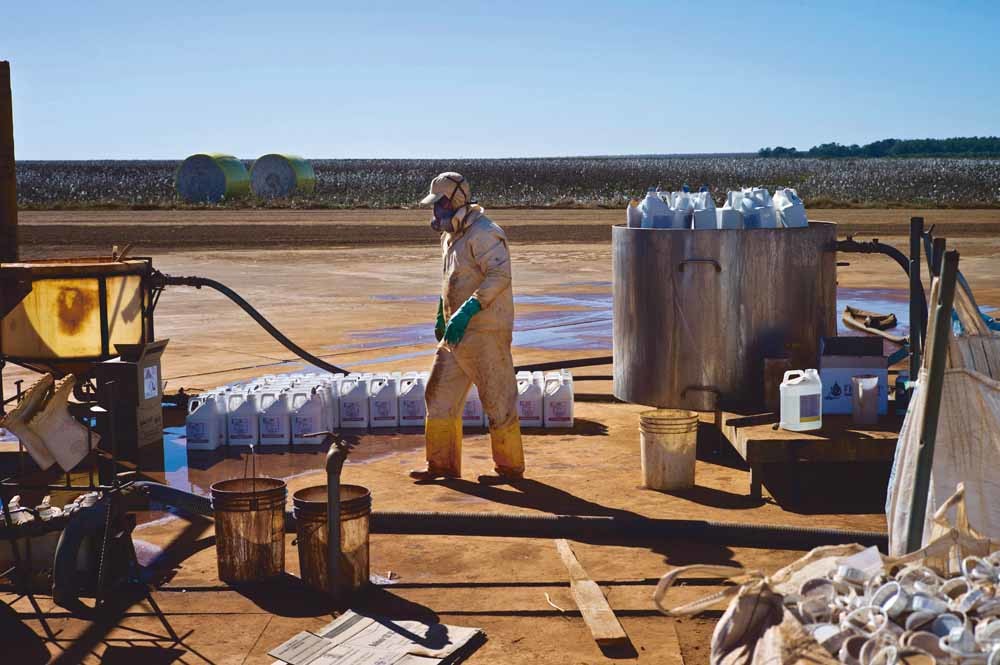 Pesticidetanks voor katoenplantages in Mato Grosso. De vele kankergevallen in Mato Grosso worden gelinkt aan het hoge pesticidegebruik.  © 2013 Uwe H. Martin / Agentur Focus