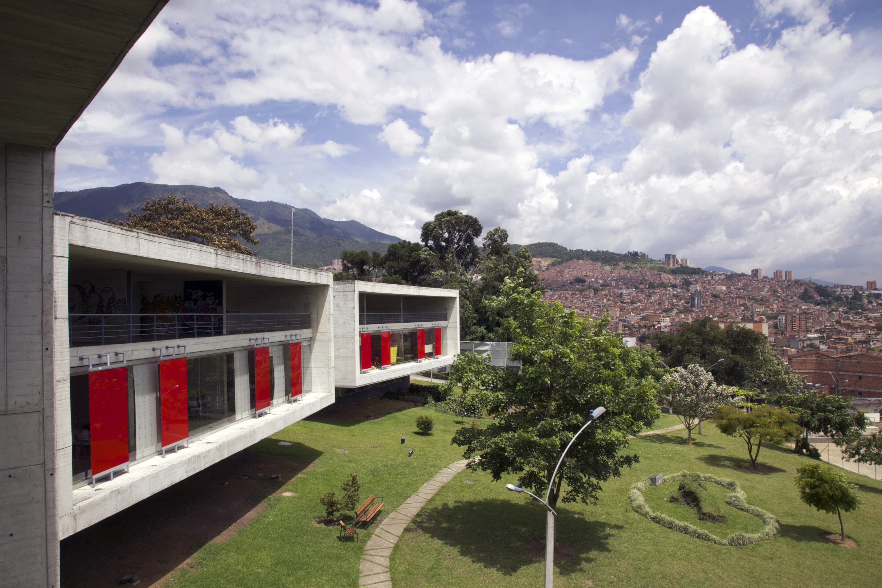 De bibliotheek La Ladera, Medellin. Hij is beschikbaar voor de bewoners uit de omliggende slums en er worden o.a. sportaciviteiten, internetcursussen en voorleesuren georganiseerd. © Paul Smith / The New York Times / HH