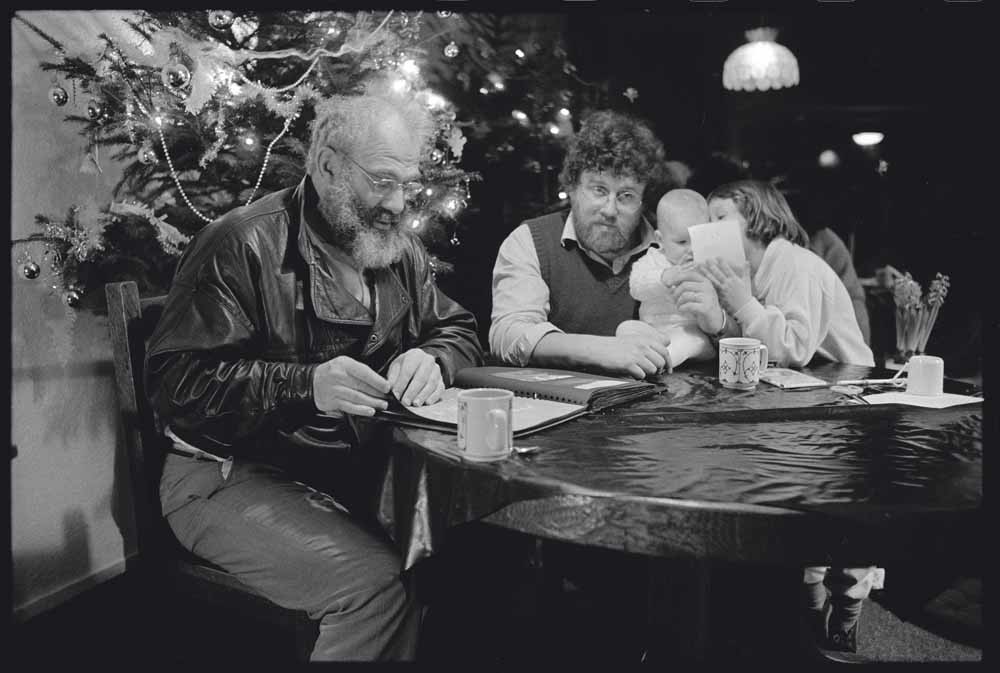 Sacks met Ben van de Wetering en zijn kinderen, Amsterdam, december 1987 – © Lowell Handler
