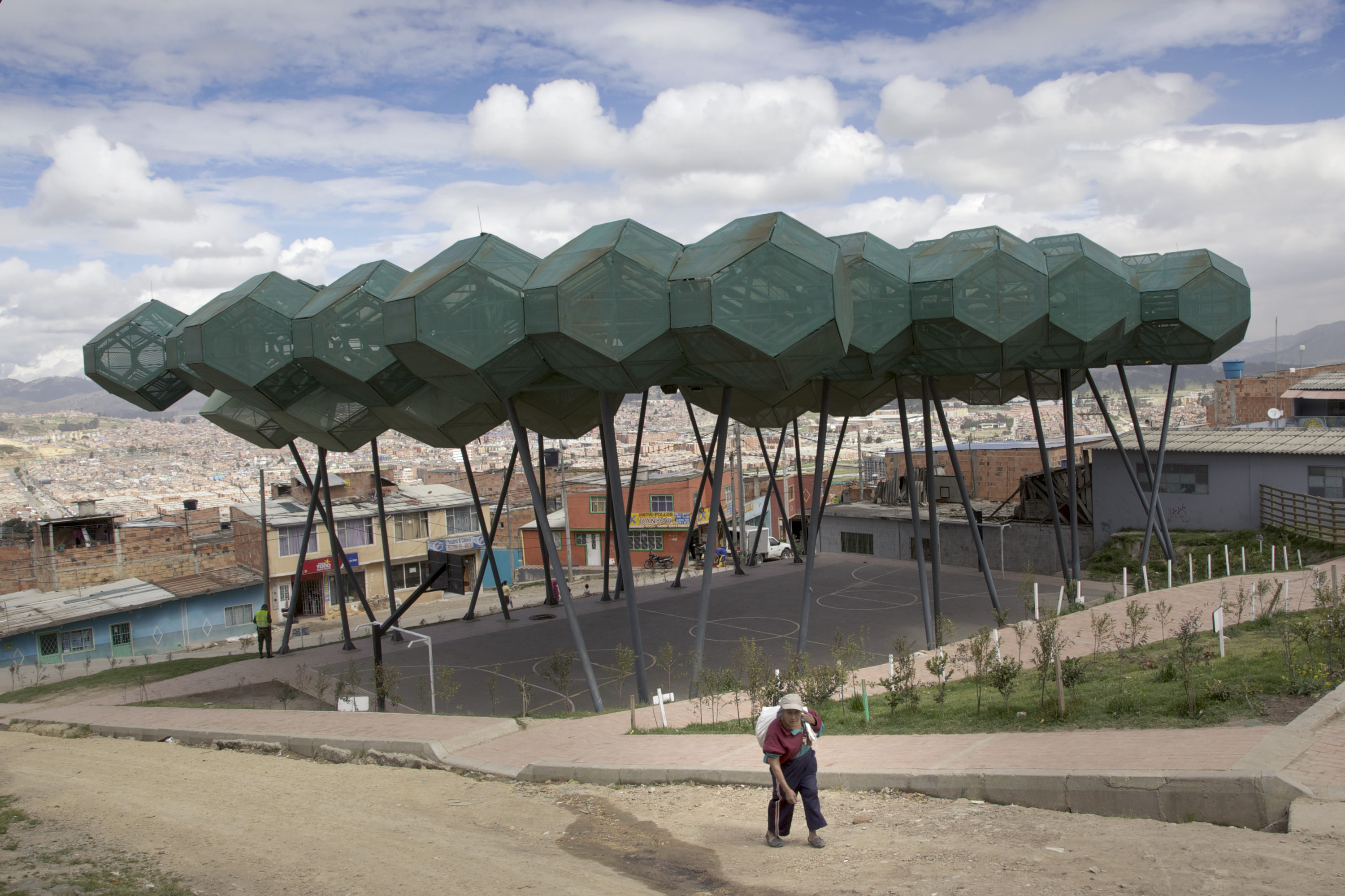 Een door Mazzanti ontworpen bladerdak boven een groot stuk grond dat is bedoeld als dorpsplein voor de zeer gewelddadige en arme sloppenwijk Cazuca, Bogotá, Colombia. © Paul Smith / The New York Times / HH