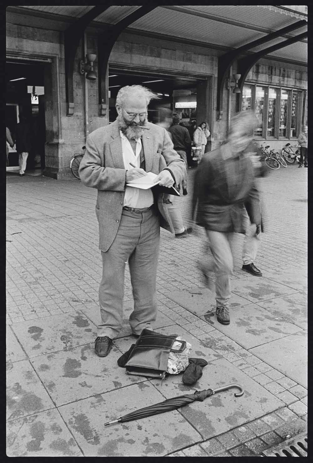 Sacks op het Centraal Station in Amsterdam, december 1987– © Lowell Handler
