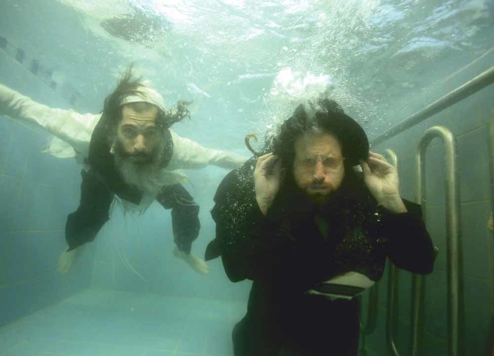 Ori Gruder (l) en rabbijn Yisrael Aharon Itzkovitzde mikwe, een belangrijk reinigingsritueel in het jodendom. Gruder maakte de documentaire Sacred Sperm over de vreemde houding die orthodoxen hebben ten opzicht van masturbatie. © Gilad Kavalerchik / AP