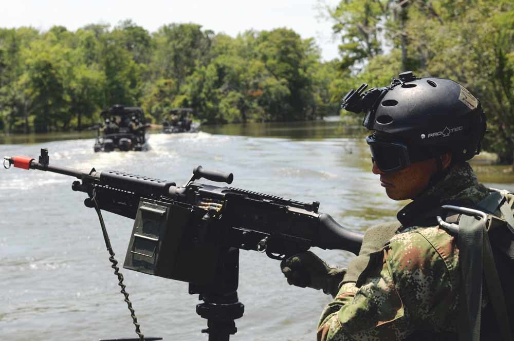 Een Colombiaanse marinier volgt een training bij het Western Hemisphere Institute for Security Cooperations. Dit is een initiatief van de Amerikaanse overheid waarbij militairen uit landen van het westerlijk halfrond militaire training ontvangen. – © C