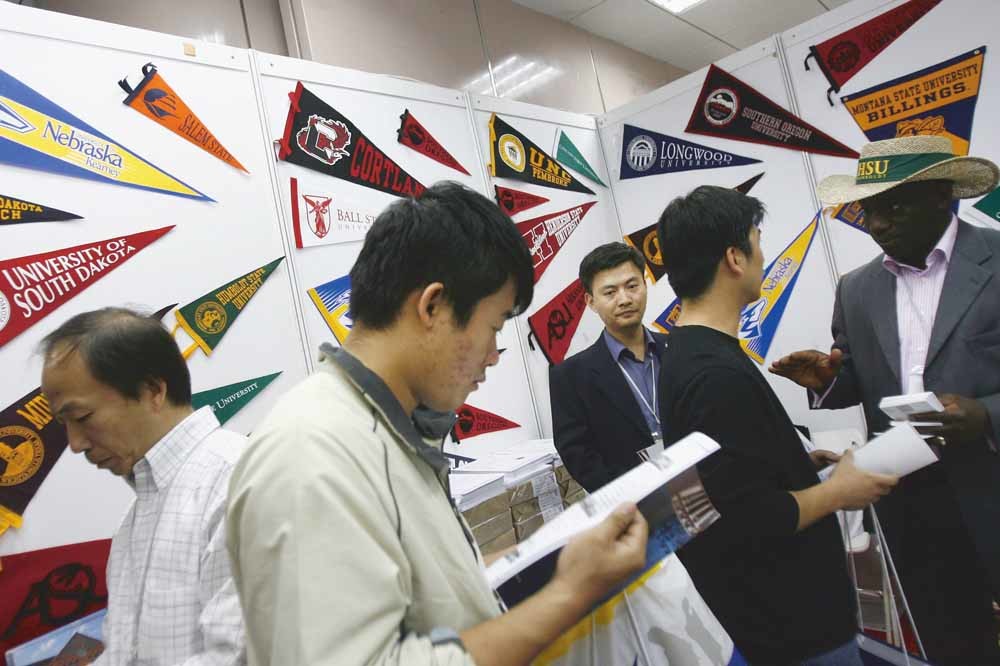  Chinese jongeren op een voorlichtingsdag over studeren in de VS. In 2017 gingen er 360.000 Chinezen in Amerika studeren. © China Photos / Getty Images