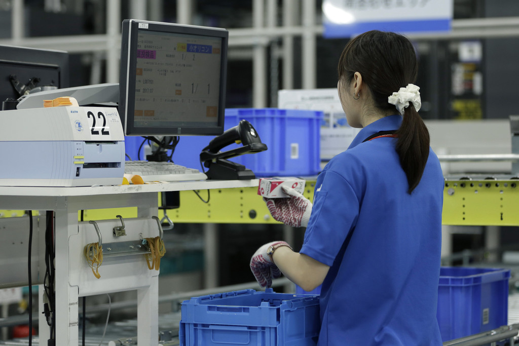 Een medewerkster in een robotbestuurd magazijn van Toho Pharmaceutical Co. in Kuki. © Kiyoshi Ota/Bloomberg