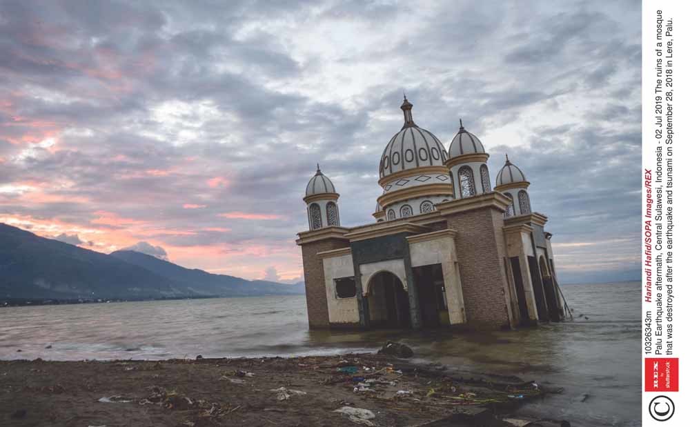 De ruïne van een moskee in Palu die  vorig jaar werd verwoest door de aardbeving en tsunami op 28 september. © Hariandi Hafid / HH