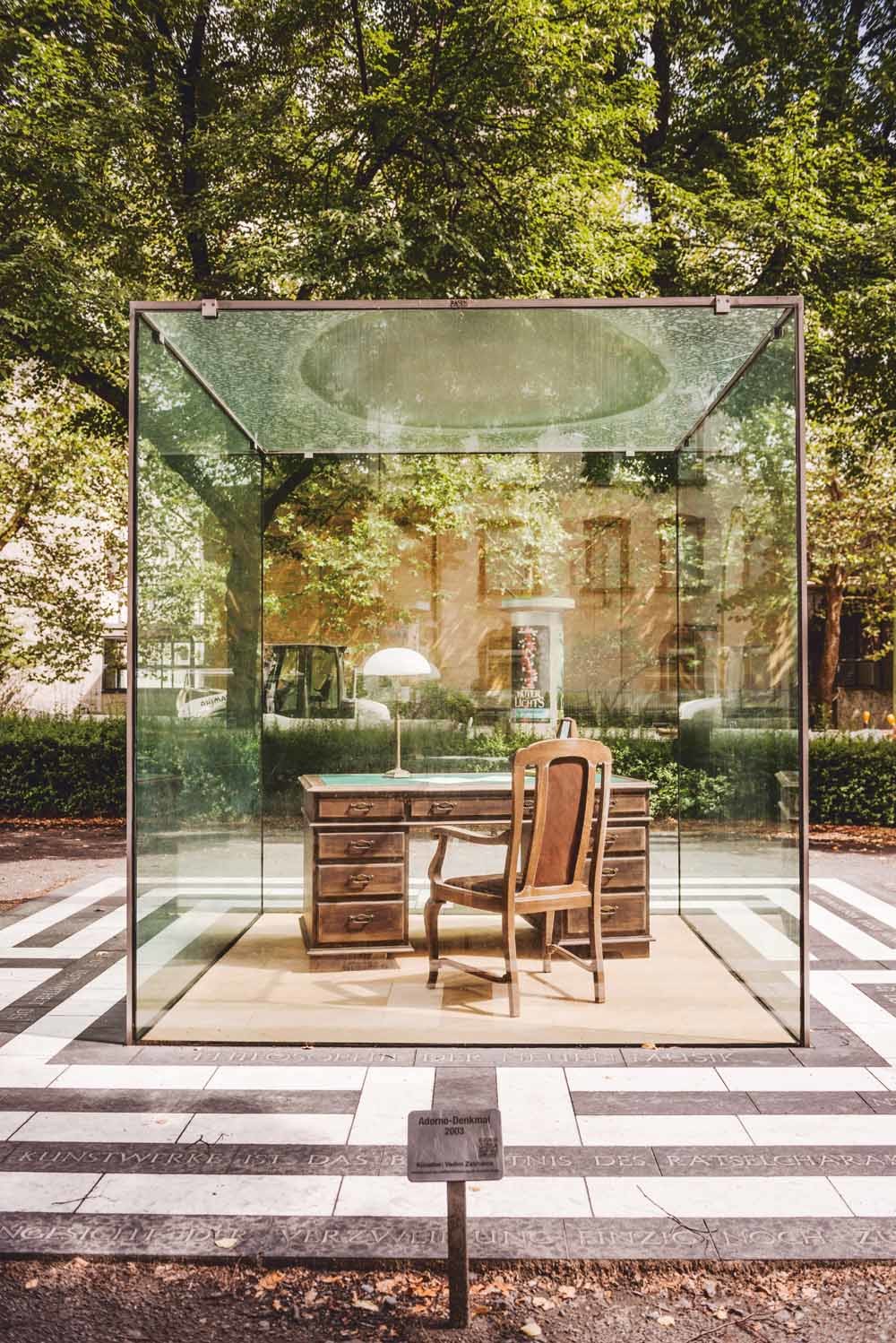 Het Adorno-monument op de Theodor-W.-Adorno-Platz in Frankfurt. Vijftig jaar na zijn overlijden is de Duitse filosoof opnieuw populair onder jongeren, die zich zorgen maken over de opkomst van extreemrechts en het veranderende klimaat. © Dagmar Schwelle 