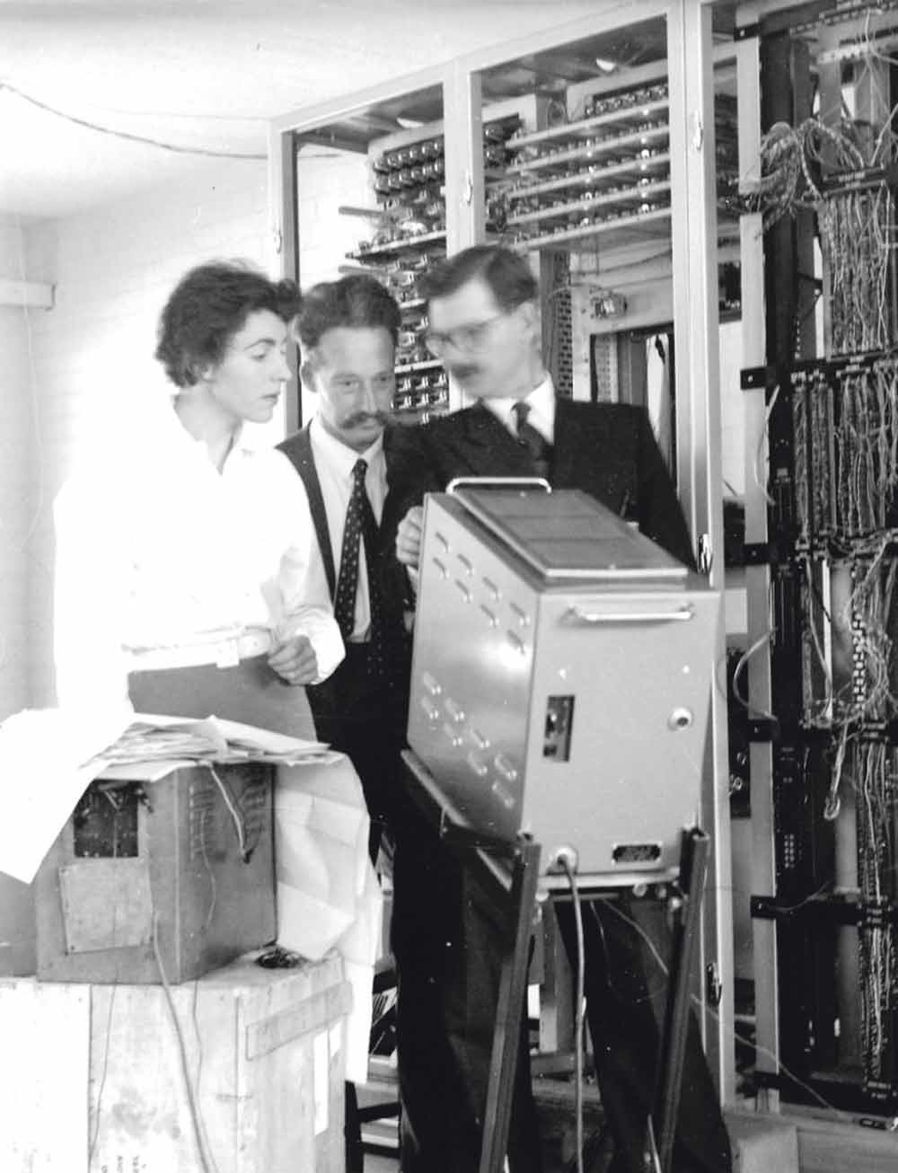 1. Stephanie Shirley werkte aan een computer bij British Telecom.; 2. Op het kantoor van Freelance Programmers.; 3. Personeel van Freelance Programmers met hun aandelen.