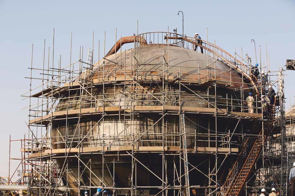 De herstelwerkzaamheden van de Saoedische olieseparator die getroffen is door de aanval op 14 september zijn al begonnen. – © Amr Nabil / AP Photo.